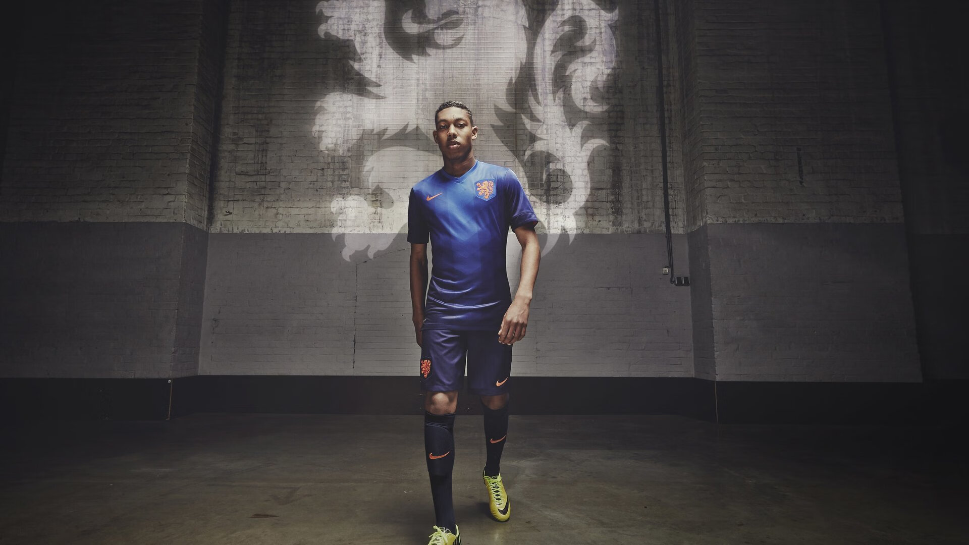 当夜幕笼罩街道，在聚光灯的刀锋上，看巴斯托尼如何将城市变成他的王国